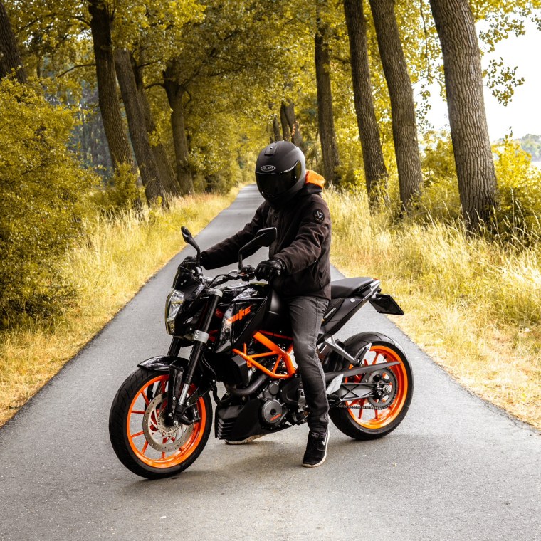 Спортбайк в лесу