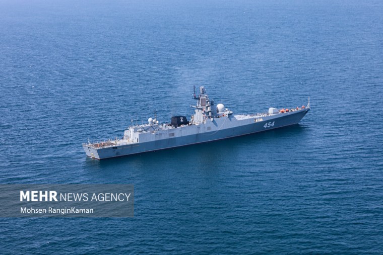 Корабль в море