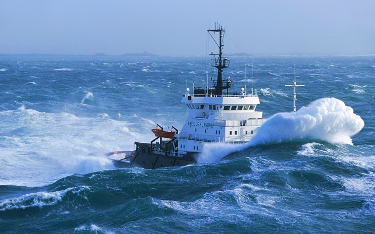 Современный корабль в море