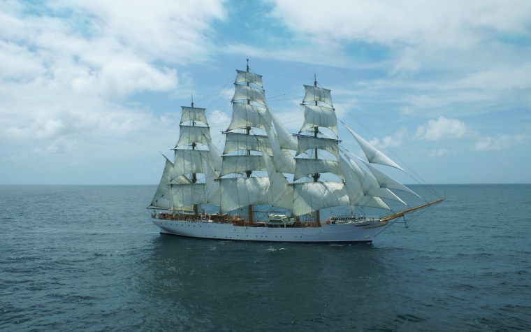 Парусник в море