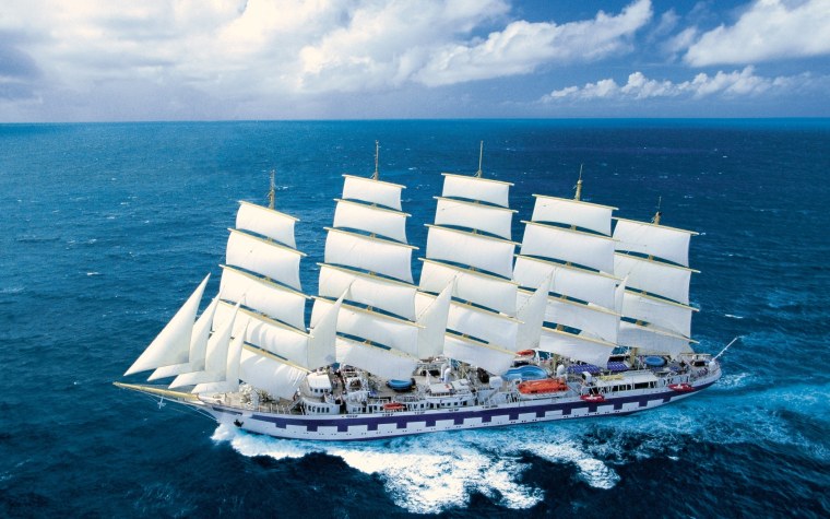 Современный корабль в море