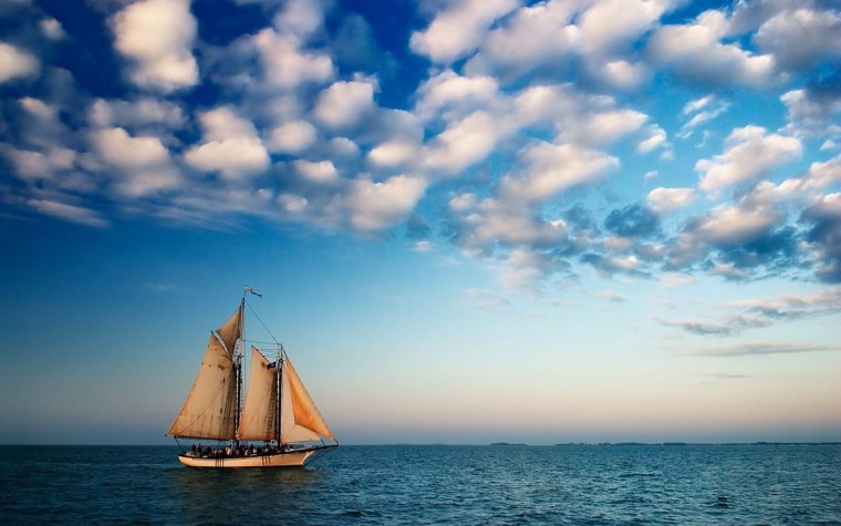 Парусник в море