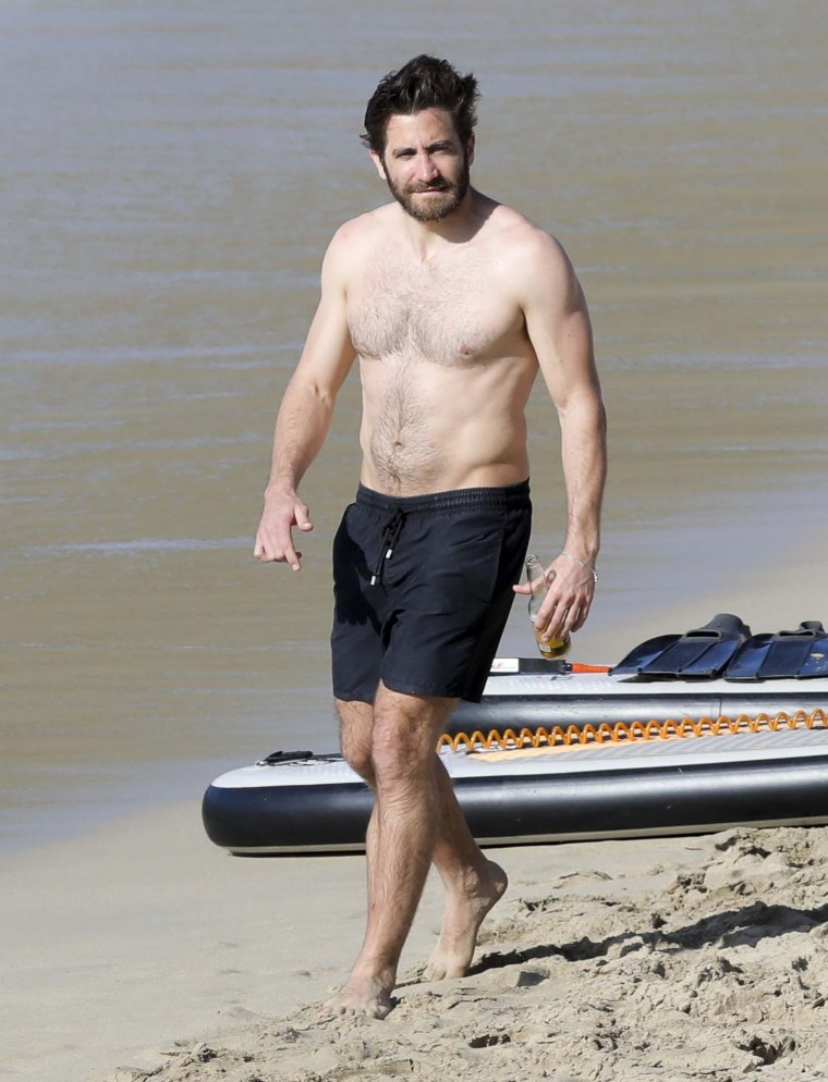 Джейк Джилленхол в белой рубашке