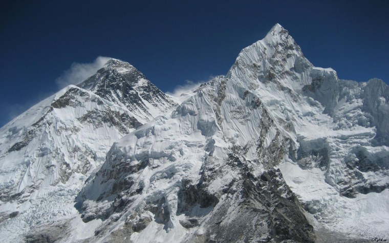 Гора Эверест на закате