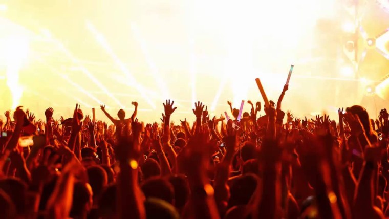 Толпа руки вверх силуэт