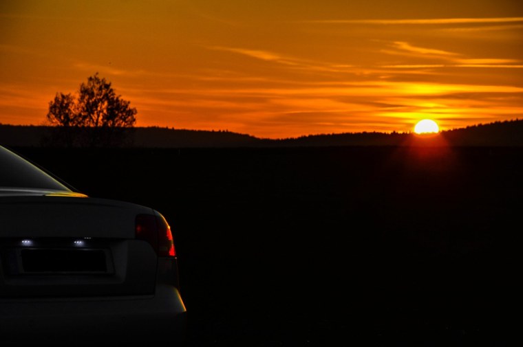 Машина на фоне заката