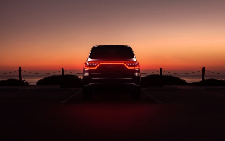 Парень с машиной на закате