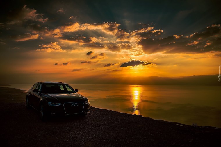 Машина на закате