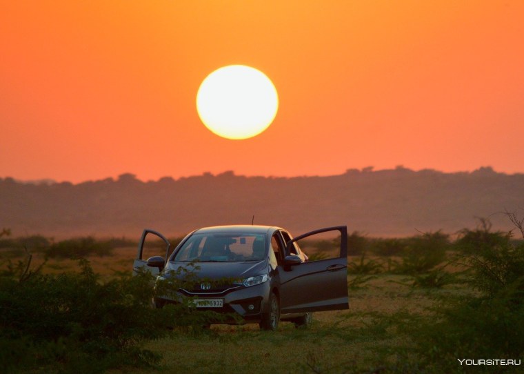 Машина уезжает в закат