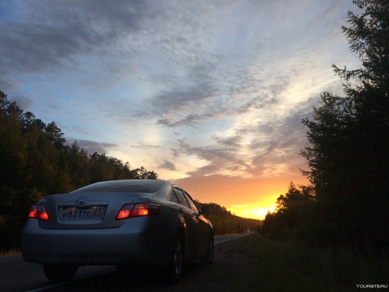 Машина едет в закат