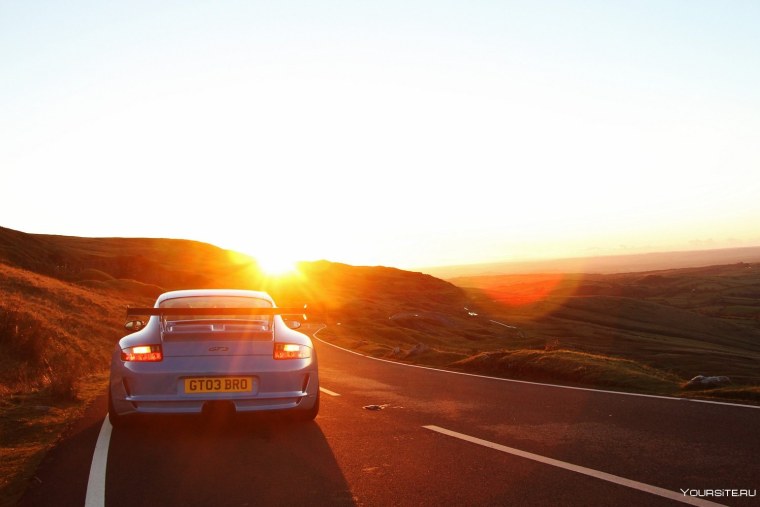 Машина на фоне заката