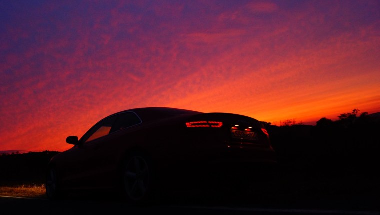 Парень с машиной на закате