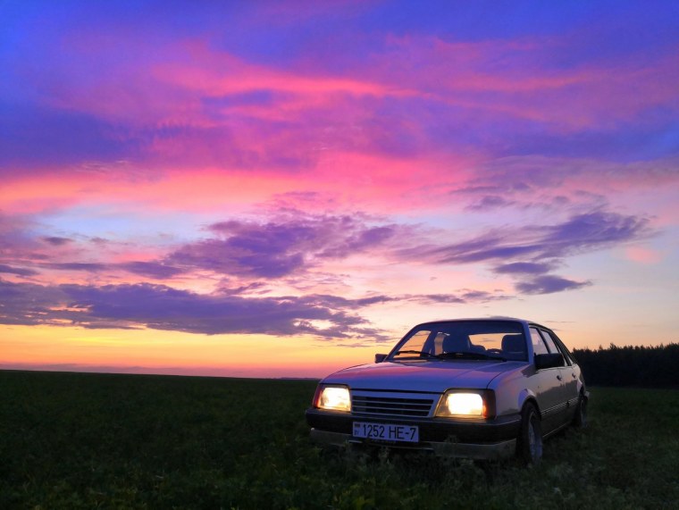 Машина на фоне заката