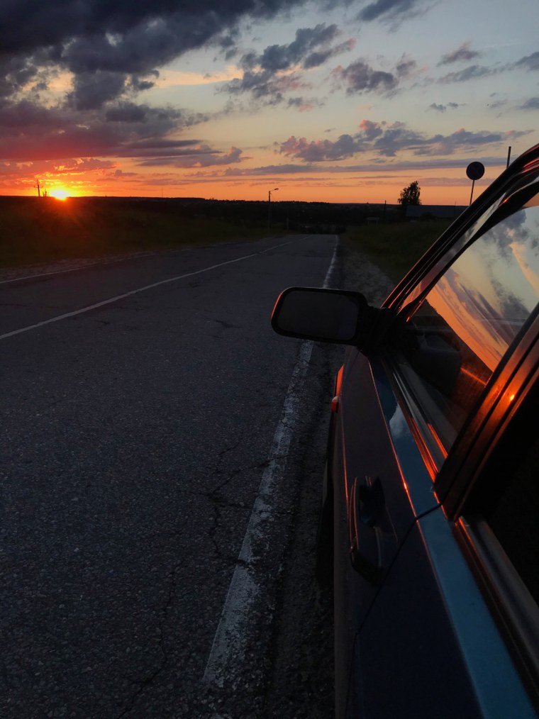 Машина ночью на дороге