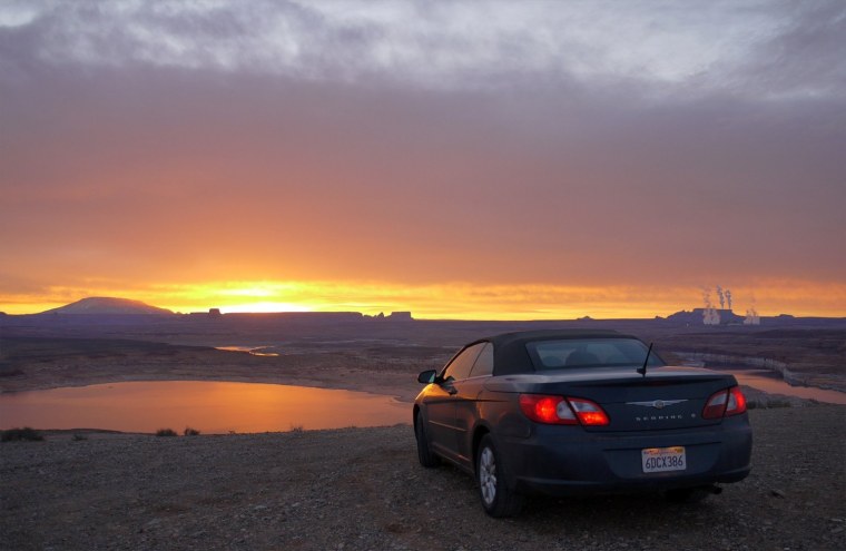 Автомобиль на закате