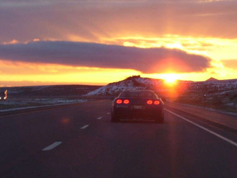 Машина на фоне заката