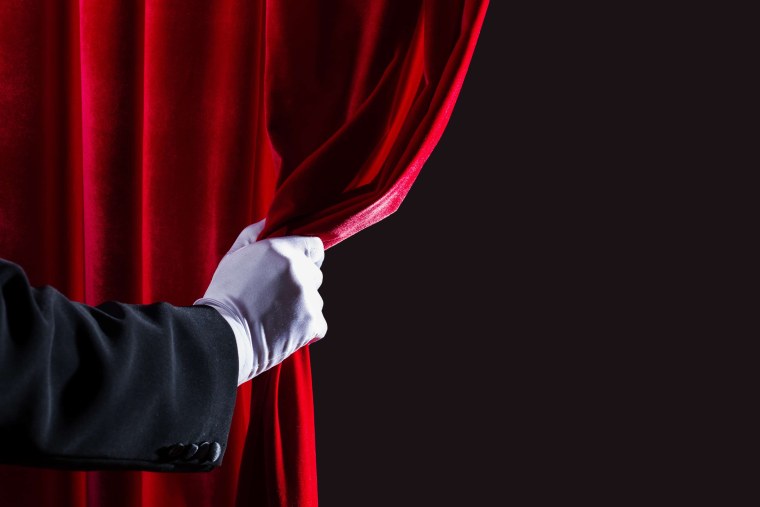 Театральный занавес с рукой
