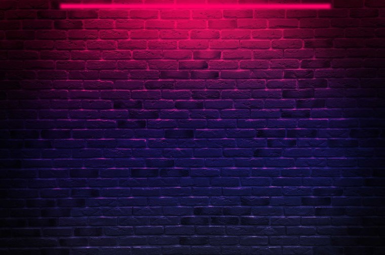 Кирпичная стена с подсветкой