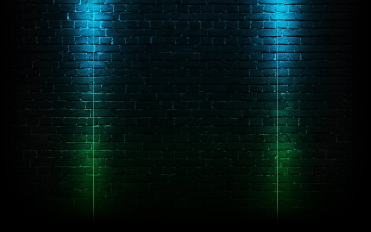 Кирпичная стена с зеленым неоном