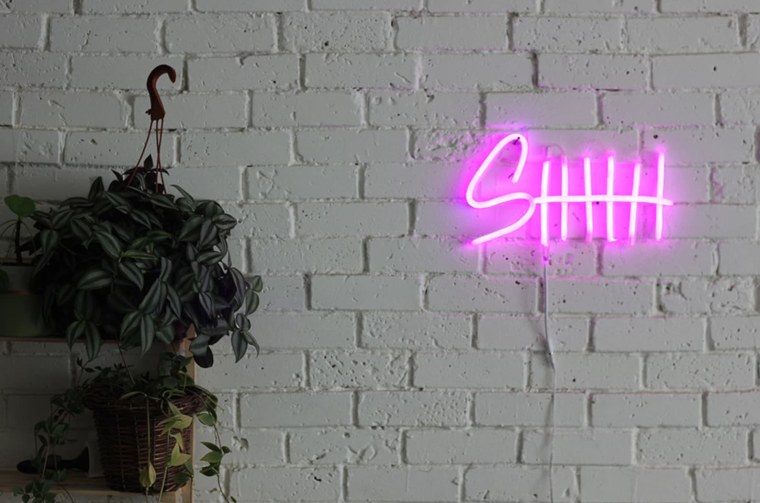 Синяя кирпичная стена с подсветкой