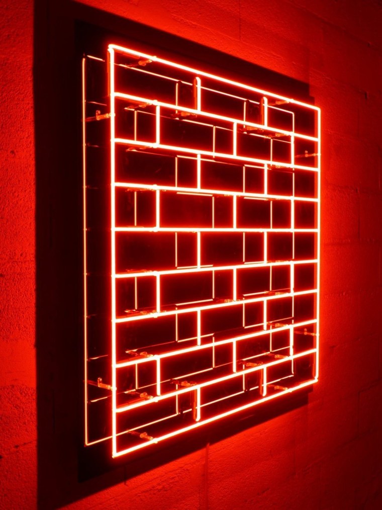 Неоновая надпись на кирпичной стене
