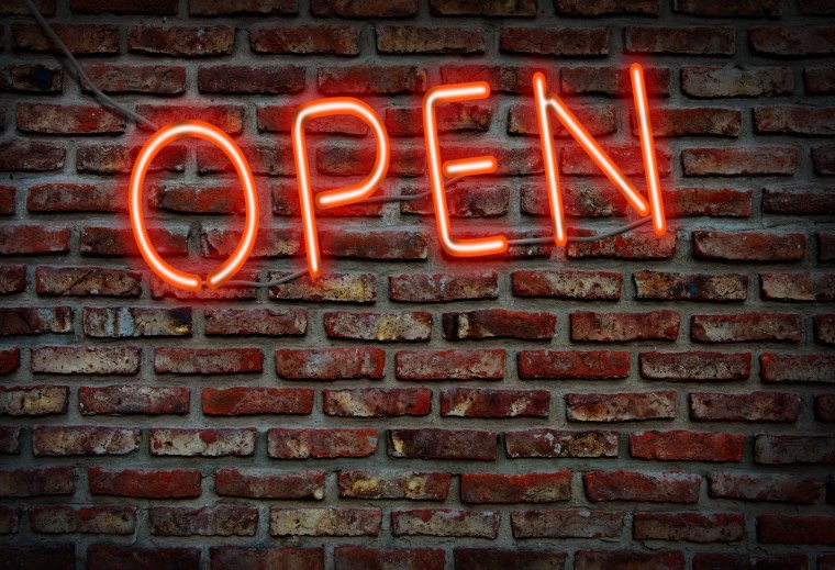 Неоновая надпись на кирпичной стене