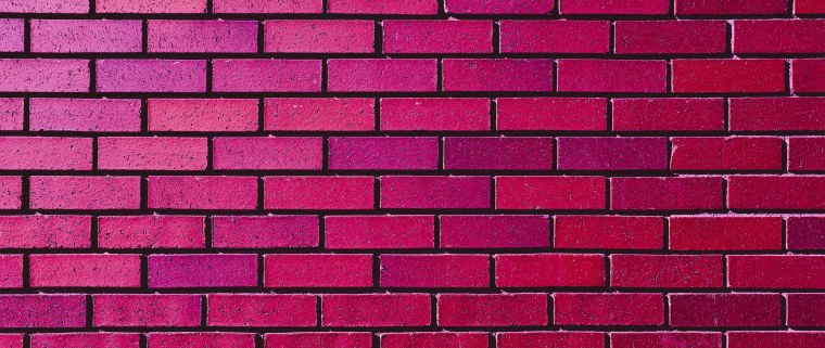 Фиолетовая кирпичная стена
