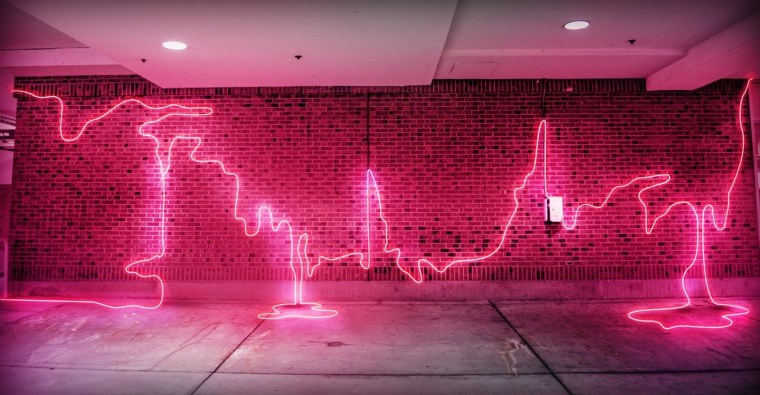 Неоновая стена