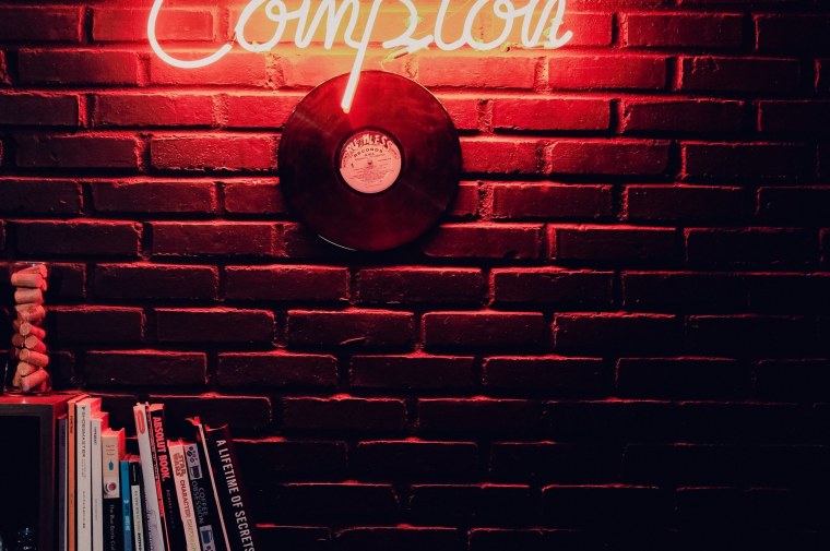 Кирпичная стена с подсветкой