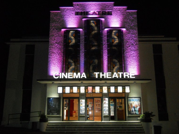 Современный кинотеатр фасад