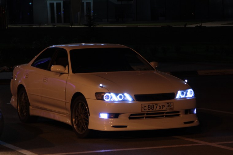 Тойота Марк 2 90 кузов ночью