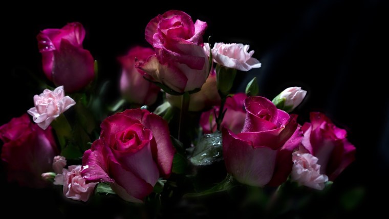 Красивый букет цветов на черном фоне