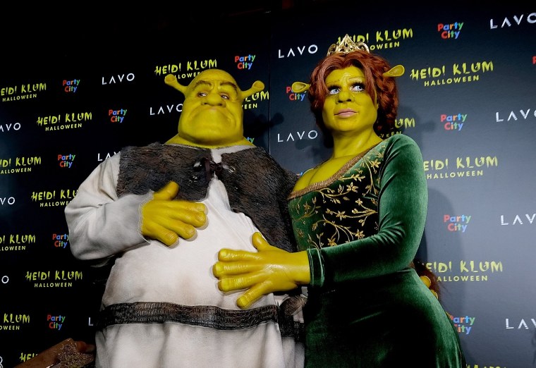 Шрек тащит Фиону