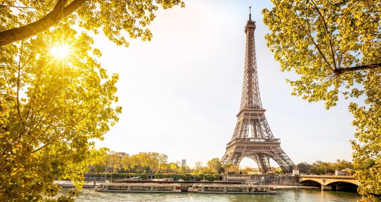 Эйфелева башня в Париже осенью