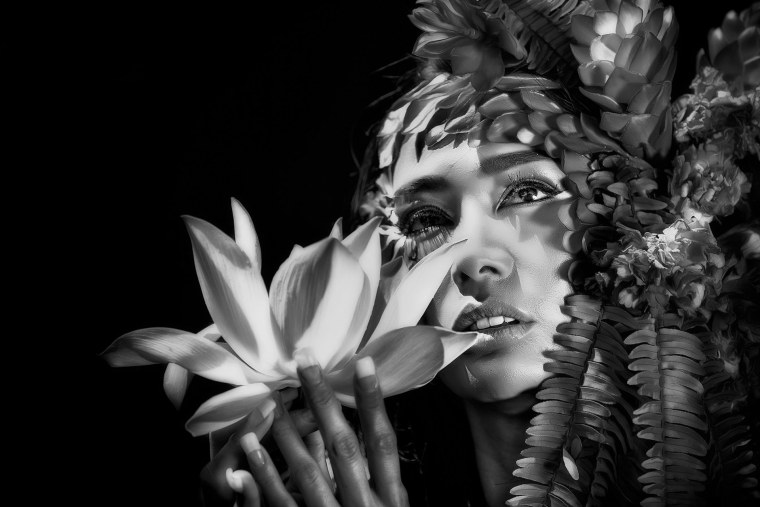 Черно белый портрет с цветами