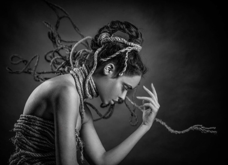 Девушка в цепях