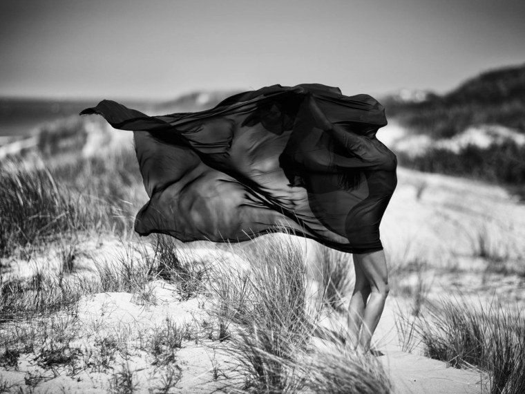 Шарф развевается на ветру