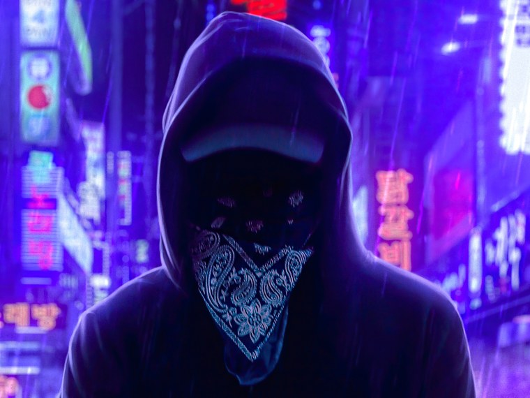 Человек в маске и капюшоне