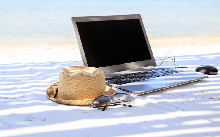 С ноутбуком на море