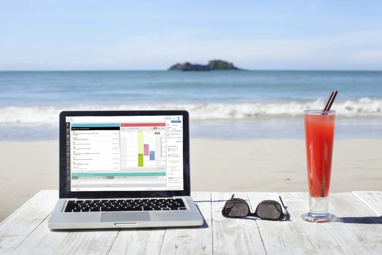 С ноутбуком на море