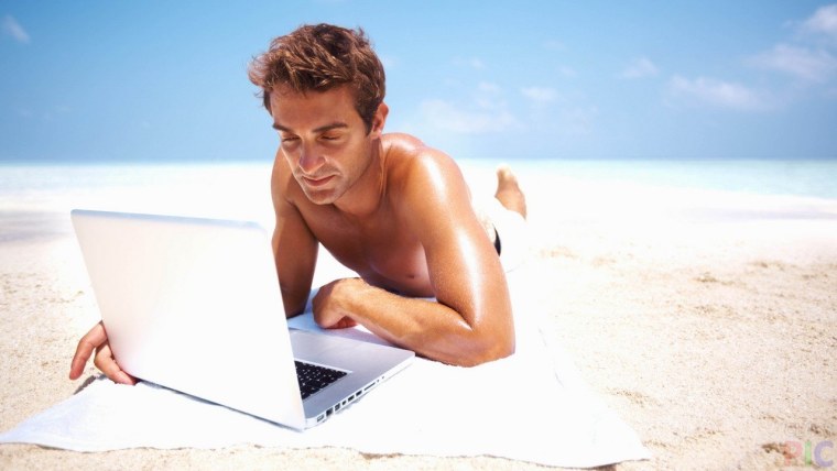 С ноутбуком на пляже