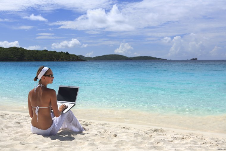 С ноутбуком на пляже