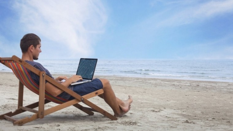 Человек в шезлонге на пляже