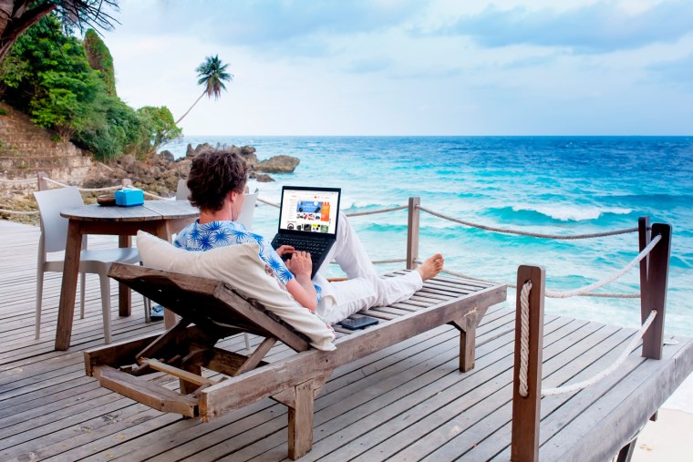 Рабочее место на берегу моря