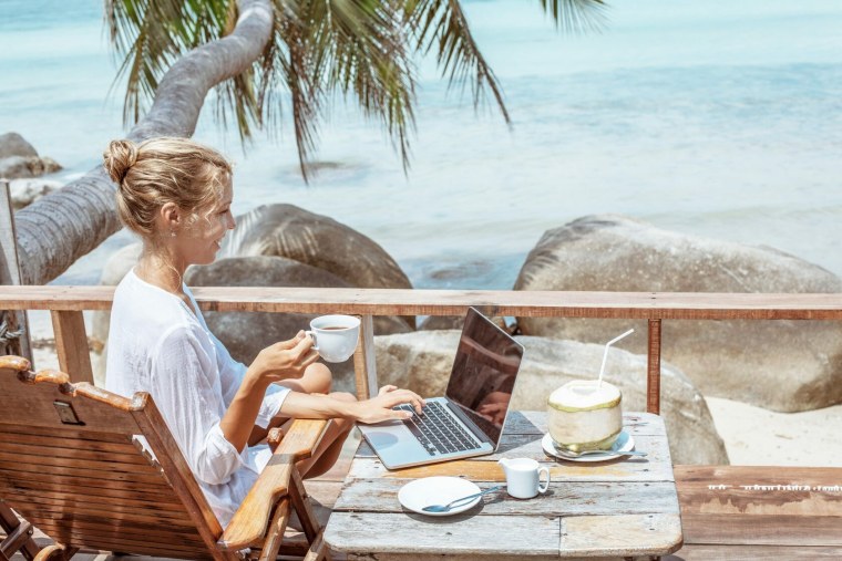 Ноутбук на берегу моря