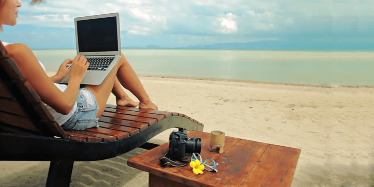 Девушка с ноутбуком на море