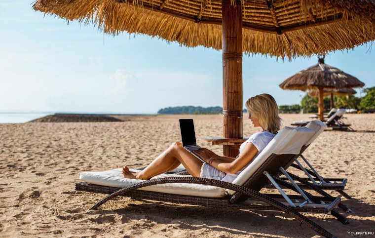 Лежак на море