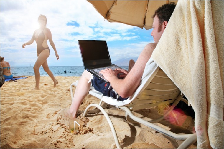 Люди отдыхают на пляже