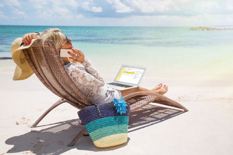 Девушка с ноутбуком на море