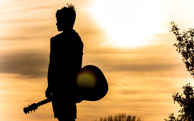 Одинокий человек с гитарой